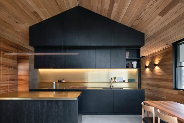 Flaches LED-Aluprofil mit opaler Abdeckung – ideal für Aufbau- und Wandmontage.
